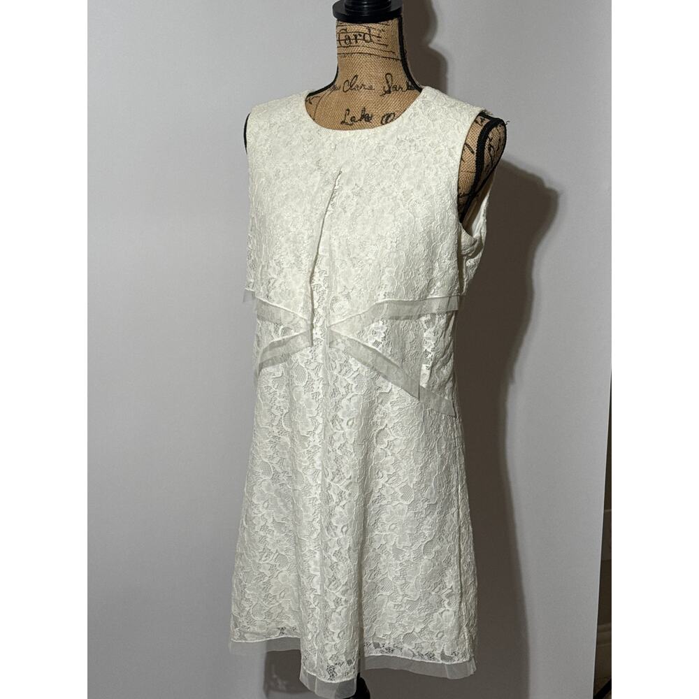 BCBGMAXAZRIA white lace cocktail dress medium